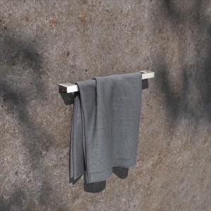 Keuco Badetuchhalter Rose, 60 cm, verchromt mit grauem Handtuch an rauer Wand.