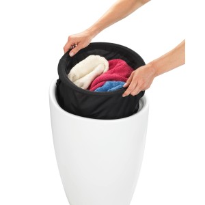 Wenko Hocker Candy White mit Wäschesack, gefüllt mit Wäsche. Badhocker aus Kunststoff.