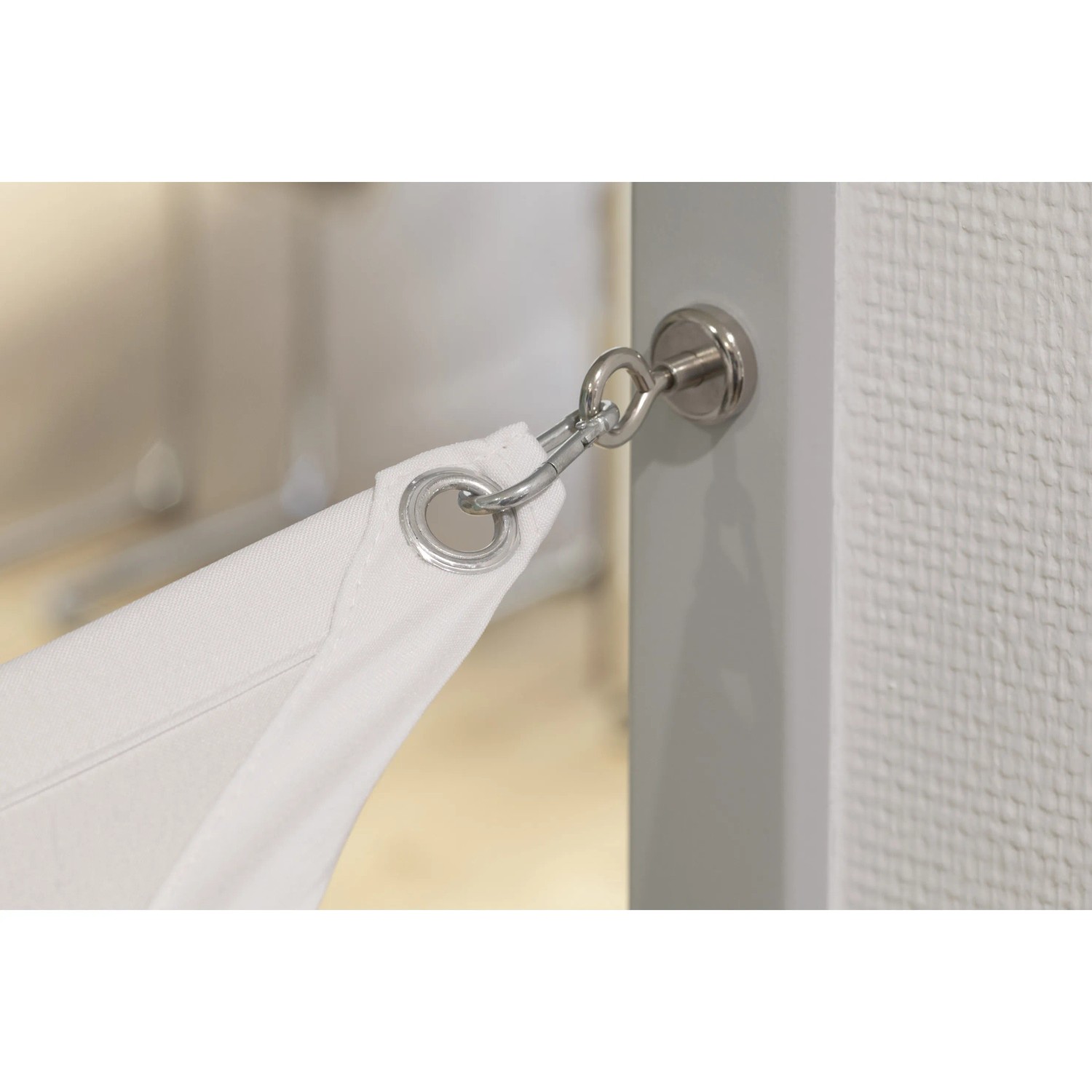 Fix-o-moll Topfmagnet mit Öse, 2er-Set, hält ein weißes Tuch an einer grauen Wand.