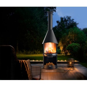 Buschbeck Gartengrillkamin Sydney Schwarz mit Feuerstelle und Holzscheiten im Garten.
