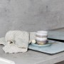 Wenko Herdabdeckplatten Universal Marmor 2er Set mit Tasse und Geschirrtuch auf Herd.