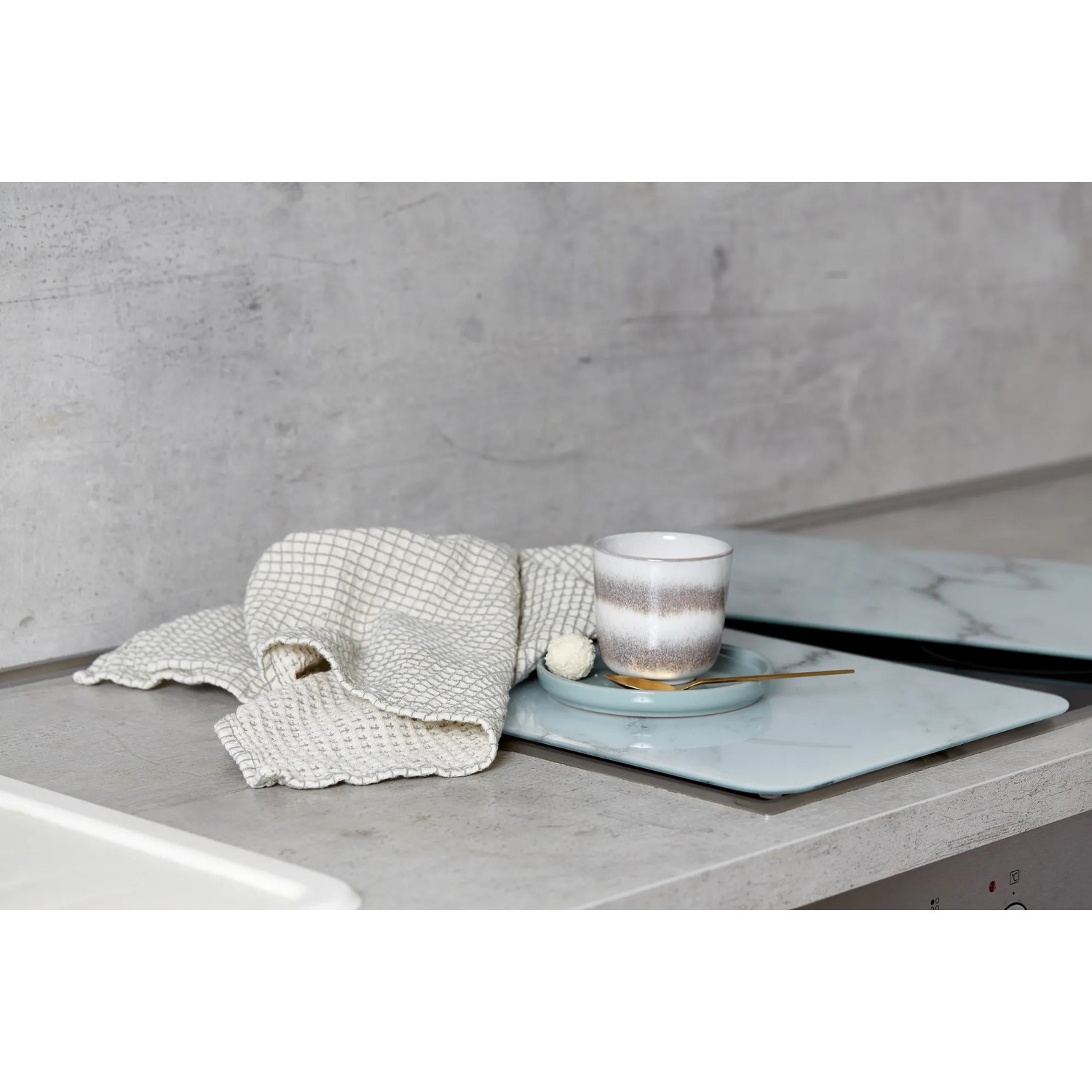 Wenko Herdabdeckplatten Universal Marmor 2er Set mit Tasse und Geschirrtuch auf Herd.