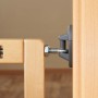 Detailaufnahme: Reer Basic Holz Klemmgitter, Befestigung mit Schraube und grauem Kunststoffelement.
