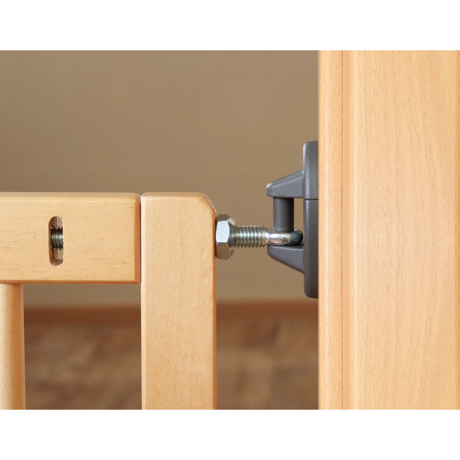 Detailaufnahme: Reer Basic Holz Klemmgitter, Befestigung mit Schraube und grauem Kunststoffelement.
