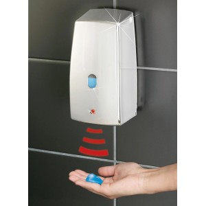 Wenko Infrarot-Seifenspender Senso-Matic Chrom im Bad mit Hand unter dem Sensor.