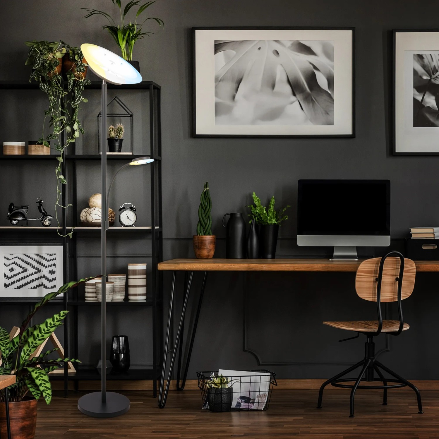 Dimmbare, anthrazitfarbene Brilo Stehleuchte Plava mit Haupt- und Leselampe im Wohnraum.