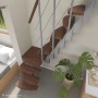 Moderne Intercon Raumspartreppe Quadro mit 13 dunklen Buche-Stufen, Italo-Silber Metall und einseitigem Geländer im Wohnraum.