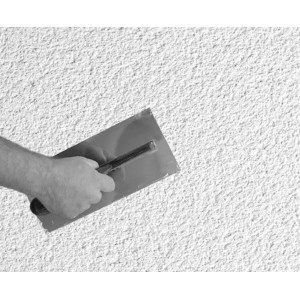 Auftragen von Tassullo Scheibenputz (3mm) auf eine Wand. Wasserabweisender Putz für den Außenbereich.