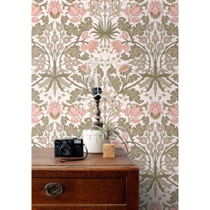 ESTAhome Vliestapete mit Jugendstil Blumenmuster in Hellrosa und Graugrün, an einer Wand mit Kommode.