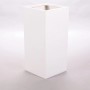 Eleganter, perlmutt-weißer Fiberglas Pflanzkübel Säule, 30x30x68cm, für Innen- und Außenbereich.