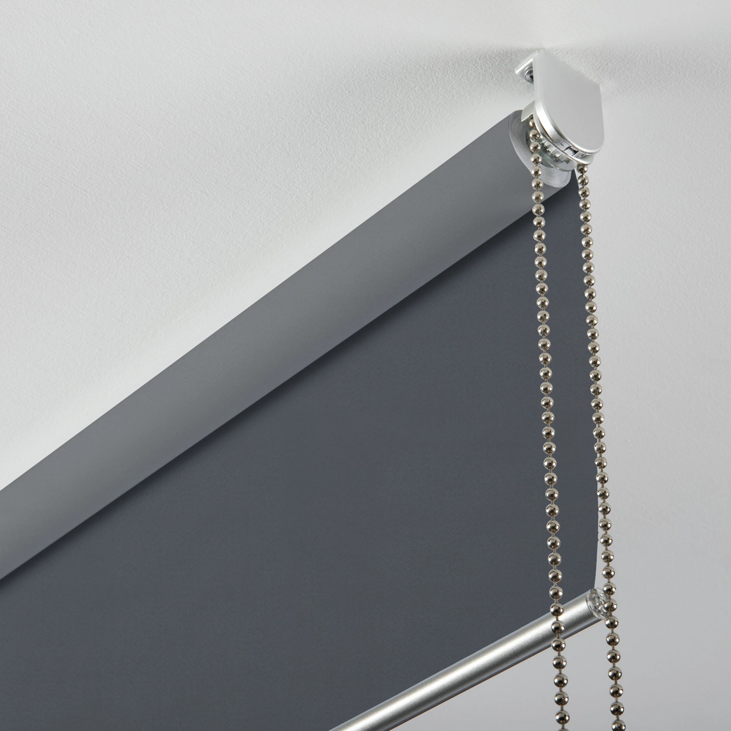 Gardinia Easyfix Rollo Premium, 45x150 cm, Grau, Detailansicht mit Metallkette und silbernem Unterprofil.