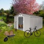 Helles, graues Hattoro Metall Gerätehaus mit Satteldach, 12,5 m³, mit Schubkarre, Fahrrad und Gartengeräten.