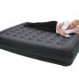 Aufblasbares Gästebett in Schwarz-Beige mit beflockter Oberfläche, ideal für Camping und Zuhause.