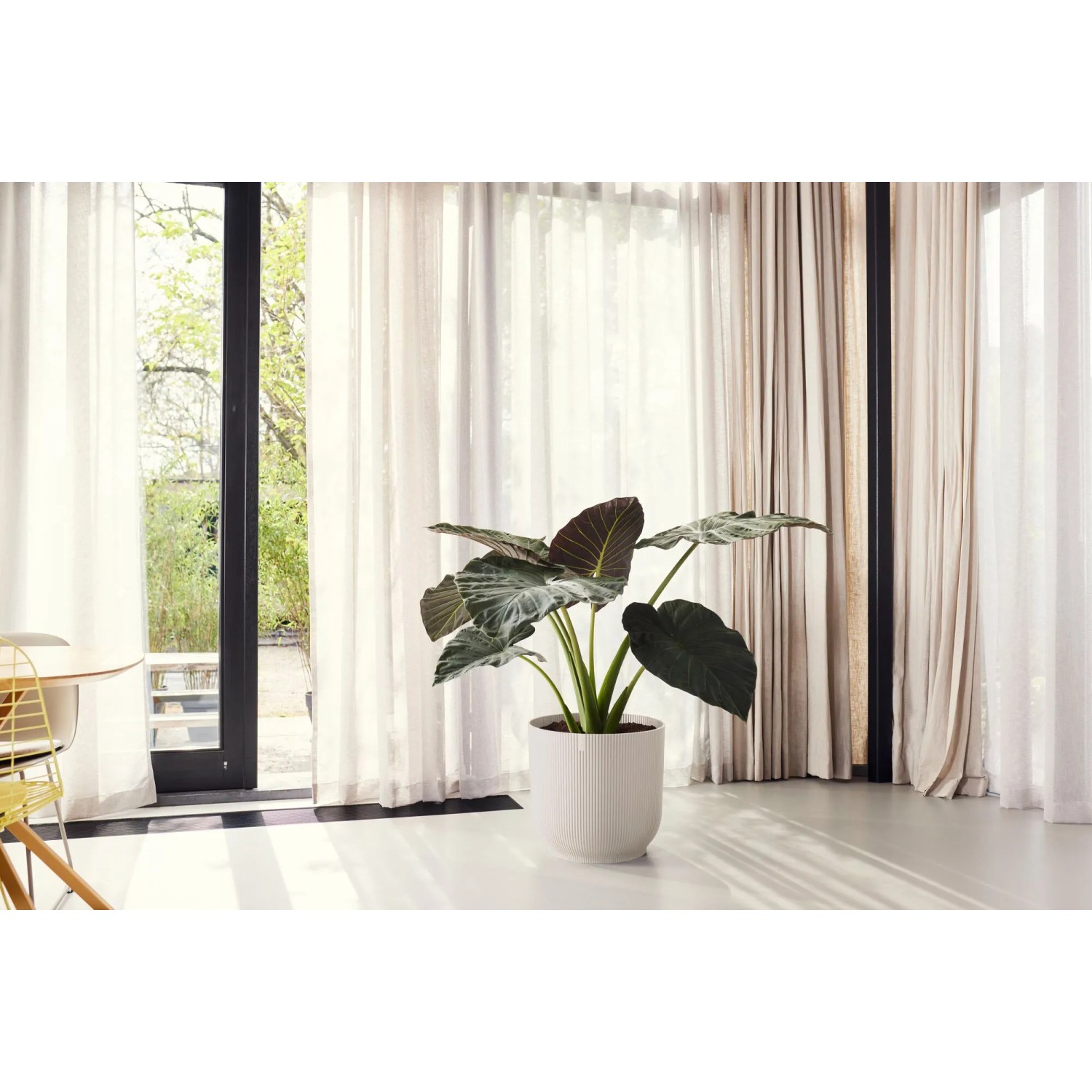 Elho Blumentopf Vibes Fold, rund, Ø 40 cm, leinenweiß, mit Pflanze im Wohnraum.