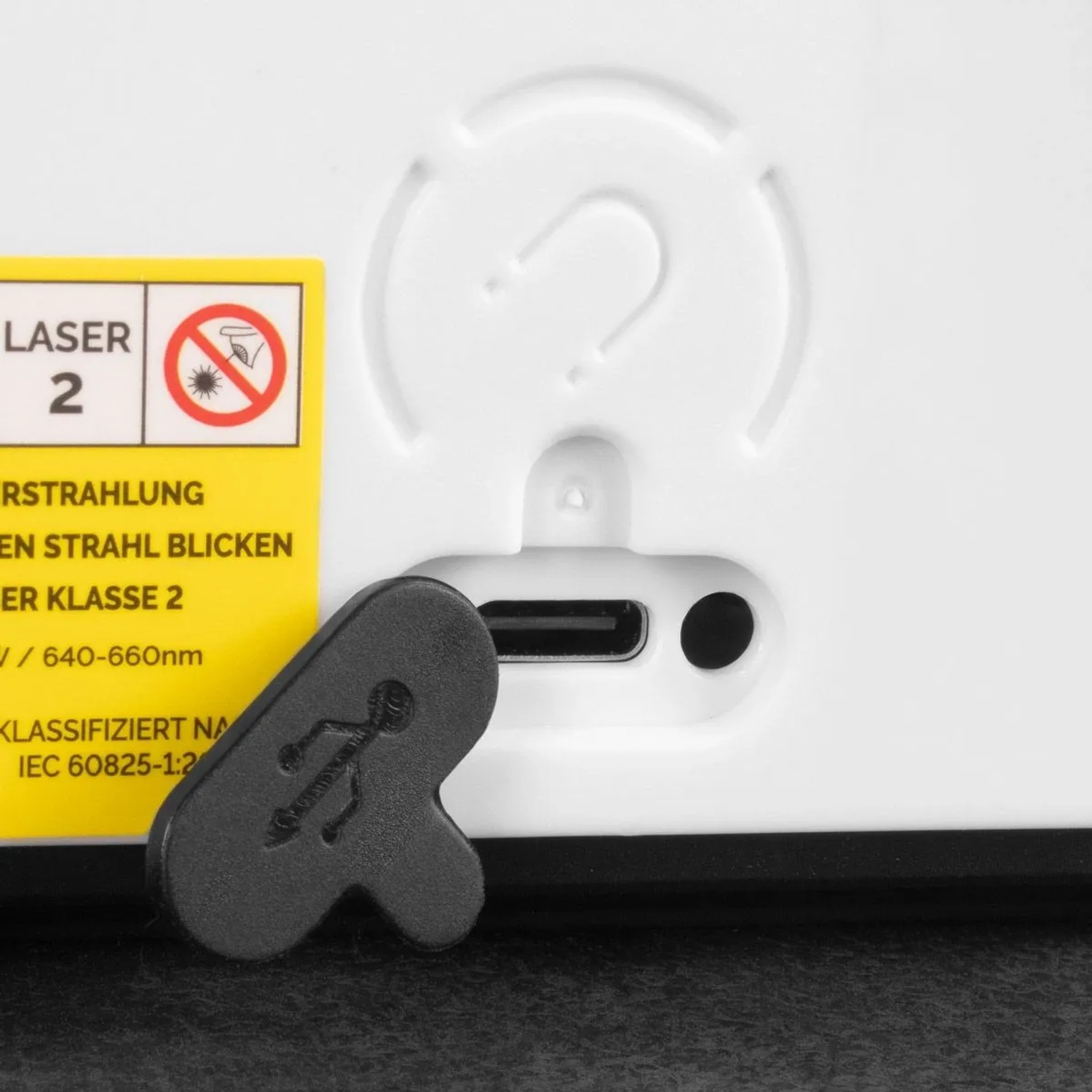 Detailaufnahme: STAHLWERK Digitaler Laser Winkelmesser mit USB-C Ladeanschluss.