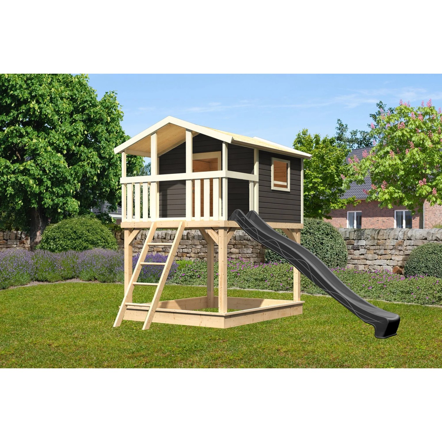 Karibu Stelzenhaus Benjamin mit Rutsche in Natur-Grau, Leiter und Sandkasten im Garten.