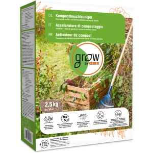 GROW by OBI Kompostbeschleuniger 2,5 kg Packung vor Komposthaufen mit Gartenabfällen und Rechen.