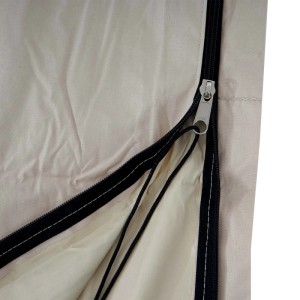 Cremefarbene MCW Schutzhülle für Ampelschirm bis 3,5m. Detailansicht mit schwarzem Reißverschluss und Kordelzug.