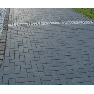 Verlegtes Rechteck-Pflaster Beton Anthrazit im Fischgrätmuster für Gehwege und Einfahrten.