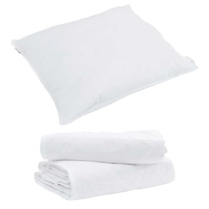 Weißes Daunenfeder-Bettdecken-Set mit Kissen. Weiche, gesteppte Bettdecke und flauschiges Kissen für Schlafzimmer.