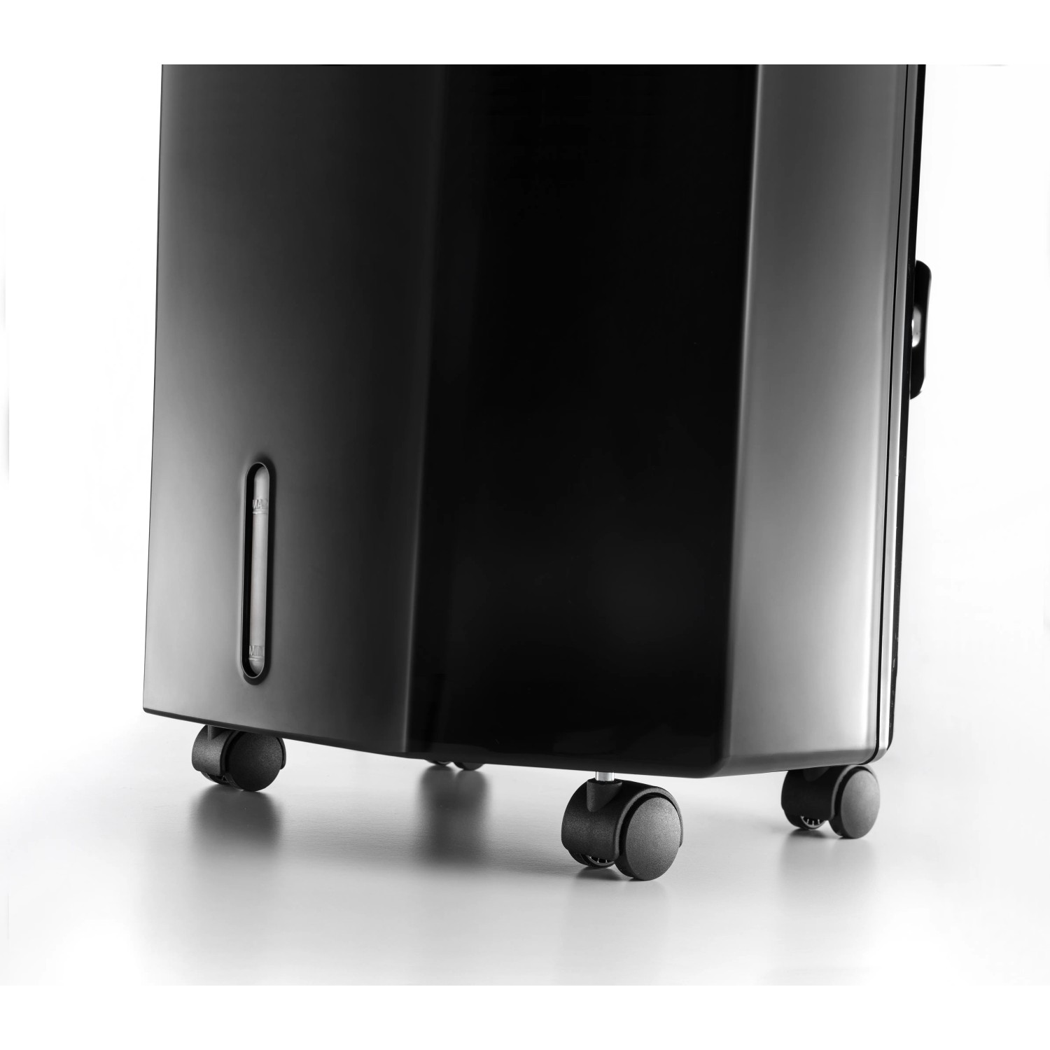 Detailaufnahme: Schwarzer DeLonghi Ventilatorkühler EV250 mit Rollen und Füllstandsanzeige.