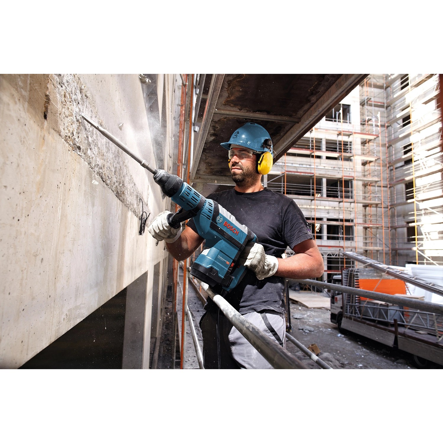 Bosch Professional Combi-Set: GBH 8-45 DV Bohrhammer und GSB 18 V-21 Akkuschrauber im Einsatz.