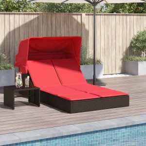 Braune Poly-Rattan Doppelliege mit roten Kissen und verstellbarem Sonnendach am Pool auf Holzterrasse.