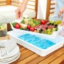 Weißer Rotho Partybutler Cool & Fresh mit Kühlakkus und Speisen auf einem Holztisch.