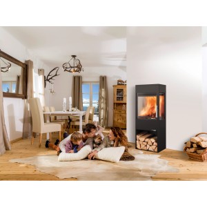 Schwarzer Haas+Sohn Kaminofen Wien Easy II 6,6 kW im Wohnraum mit Familie vor dem Ofen.