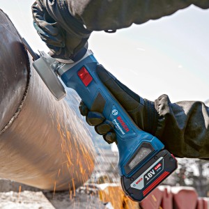 Bosch Professional Akku-Winkelschleifer GWS 18V-7 beim Schleifen von Metallrohr.