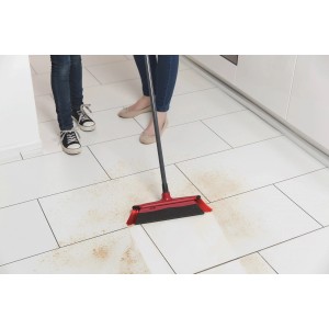 Vileda Zimmerbesen DuActiva mit Teleskopstiel im Einsatz auf Fliesenboden.