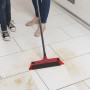 Vileda Zimmerbesen DuActiva mit Teleskopstiel im Einsatz auf Fliesenboden.