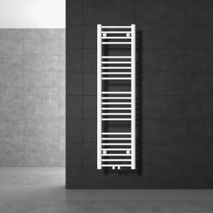 Weißer LuxeBath Badheizkörper 300x1400 mm, Heizkörper mit Mittelanschluss an dunkler Wand.