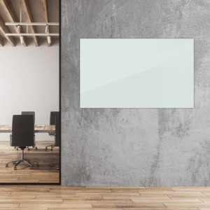 Rahmenloses, weißes Glas Whiteboard 120x180 cm an grauer Wand im Büro.