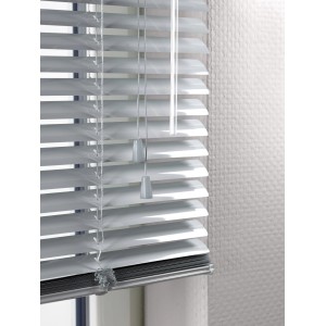 Silberne Aluminium Jalousie Burgos (70x160cm) für Fenster, Lamellen geschlossen.