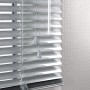 Silberne Aluminium Jalousie Burgos (70x160cm) für Fenster, Lamellen geschlossen.