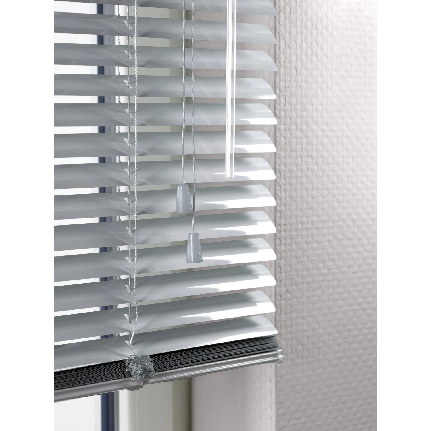 Silberne Aluminium Jalousie Burgos (70x160cm) für Fenster, Lamellen geschlossen.