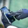 LUX Arbeitshandschuh Men Strong Protect Gr. 8 beim Bedienen eines Smartphones.