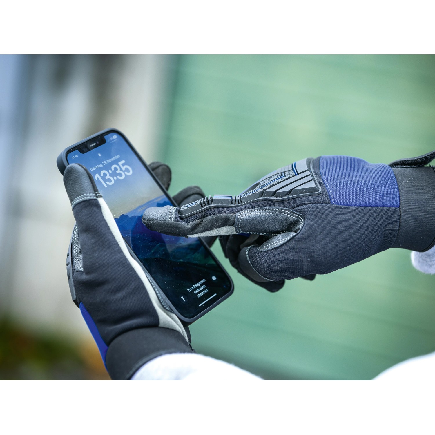 LUX Arbeitshandschuh Men Strong Protect Gr. 8 beim Bedienen eines Smartphones.