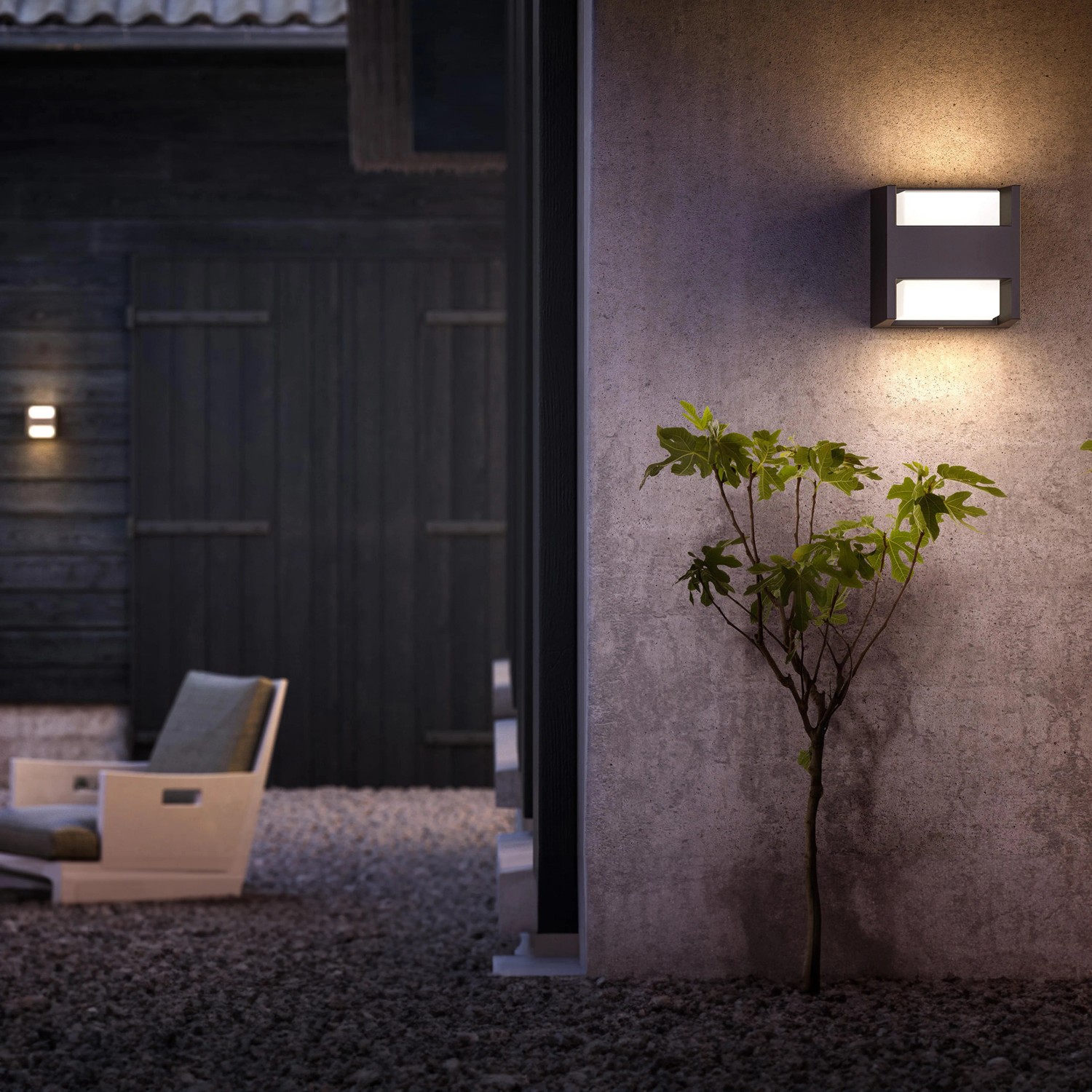 Anthrazitfarbene Philips Arbour LED Außenwandleuchte mit Up/Down Lichteffekt an einer grauen Wand.