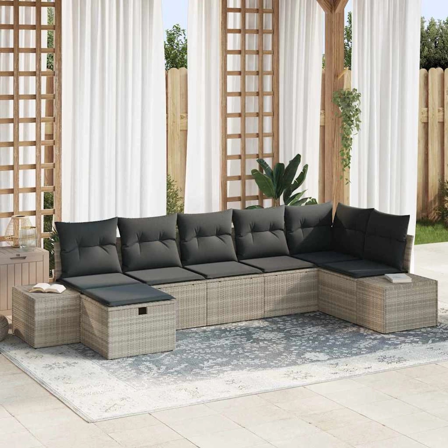 Hellgraues 7-teiliges Garten-Sofa-Set aus Poly Rattan mit Kissen.