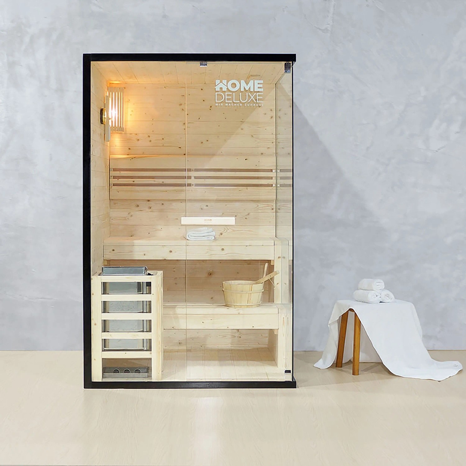 Home Deluxe SHADOW M Sauna für 2 Personen mit Panorama-Glasfront und Zubehör.