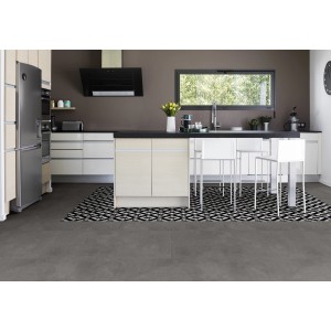 Moderne Küche mit dunklem Gerflor Vinylboden in Steinoptik und selbstklebender Verlegung.