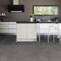Moderne Küche mit dunklem Gerflor Vinylboden in Steinoptik und selbstklebender Verlegung.