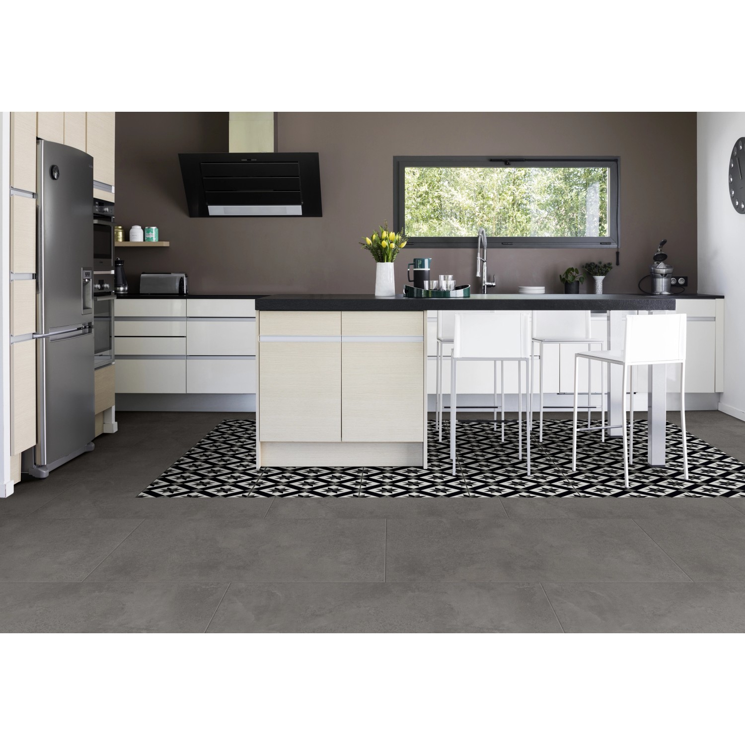 Moderne Küche mit dunklem Gerflor Vinylboden in Steinoptik und selbstklebender Verlegung.