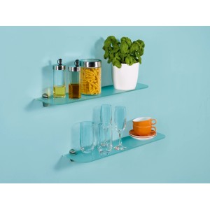 Zwei satinierte OBI Glasböden Villar mit Deko an einer blauen Wand.