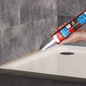 Anwendung von Lugato Designbelagsfuge Eiche gelaugt zum Abdichten einer Duschwanne.