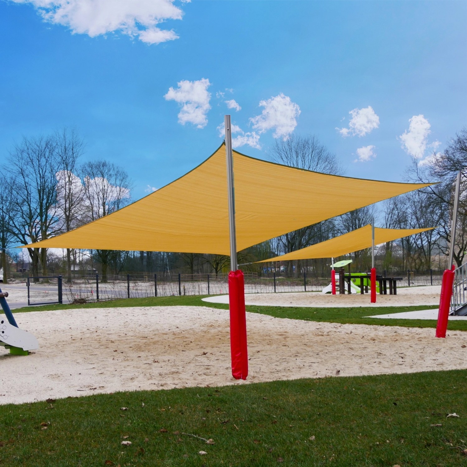 Sandfarbenes Toldoro Sonnensegel (4,5x3,5m) aus HDPE im Garten, luft- und wasserdurchlässig.