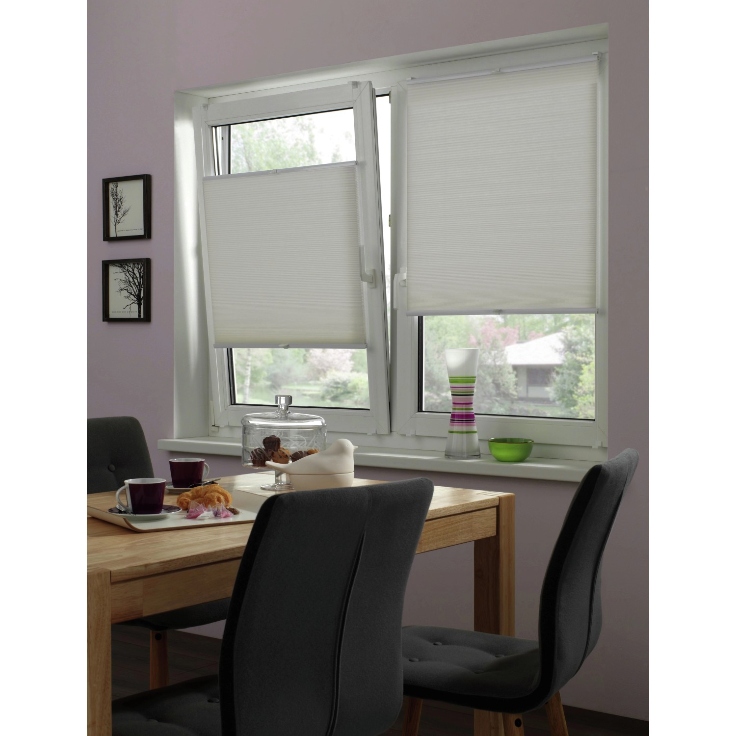 Weißes Gardinia Wabenplissee Concept Thermo zur Abdunklung am Fenster.