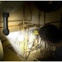 Energizer Hardcase Pivot Arbeitslampe mit Magnetfuß im Einsatz bei Reparaturarbeiten.